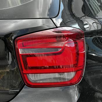 BMW 116d 2013 Sello del Parabrisas Derretido y Problemas con la Luz Trasera