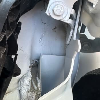 Citroen C4 Nuevo con Pintura en el Capó, ¡Sin Solución Aún!