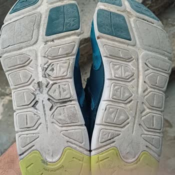 Las suelas y lados de los zapatos Decathlon se desgastan en un mes