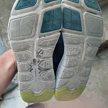 Las suelas y lados de los zapatos Decathlon se desgastan en un mes