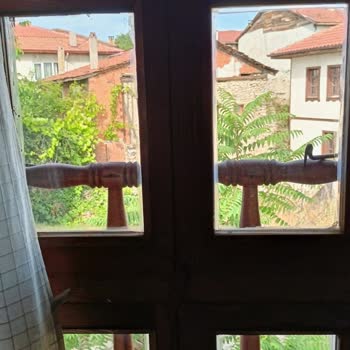 Hotels.com - Pagado por Habitación con Vista a la Ciudad, Recibí Vista al Jardín