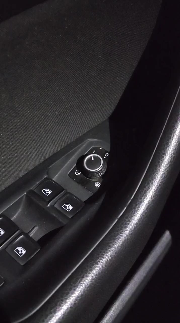 Mi Volkswagen Passat 2020 vibra los botones con música alta Portada de vídeo