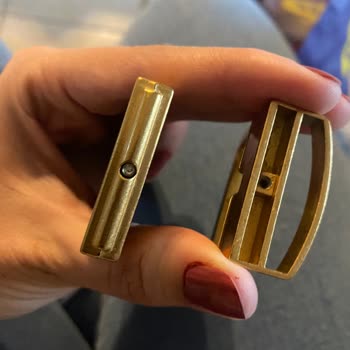 Guess: Bolsa, Abrigo y Cinturón con Problemas