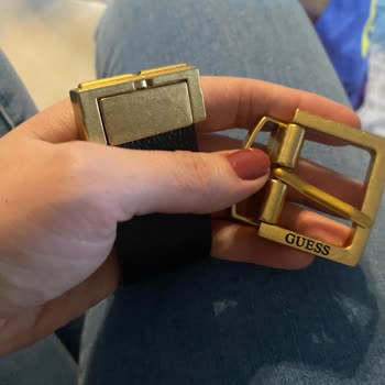 Guess: Bolsa, Abrigo y Cinturón con Problemas