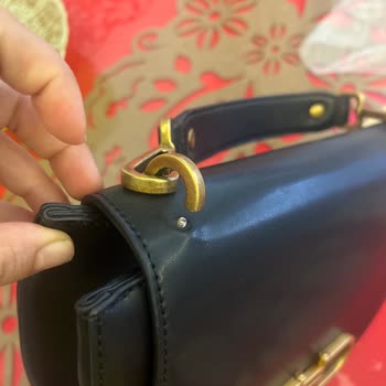 Correa de mi bolso Guess se desprendió en 45 días