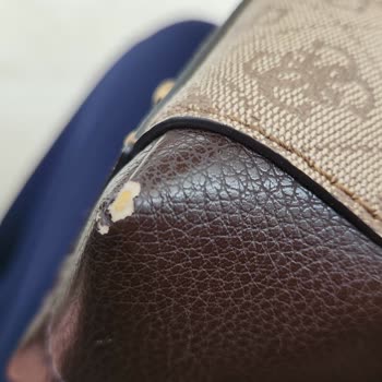 Bolso Guess Nuevo Mostrando Señales de Desgaste