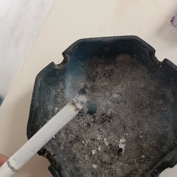 Piezas de madera en cigarrillos Parliament cortos y largos