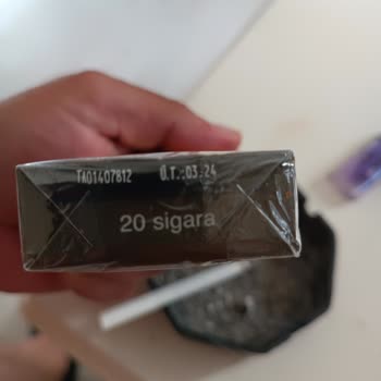 Piezas de madera en cigarrillos Parliament cortos y largos