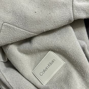 Calvin Klein Suéter Formó Bolitas y Perdió Color a Pesar de Seguir Instrucciones