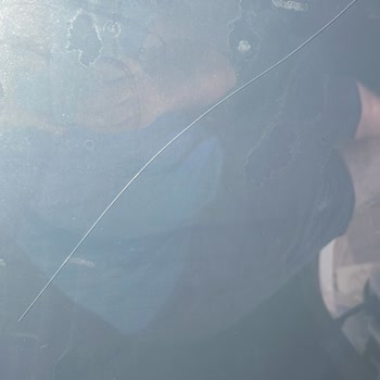 Techo Solar Agrietado en mi Tesla Model Y SR de 16 Días - Problema de Garantía