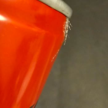 Encontré piezas de metal en lata de Coca-Cola