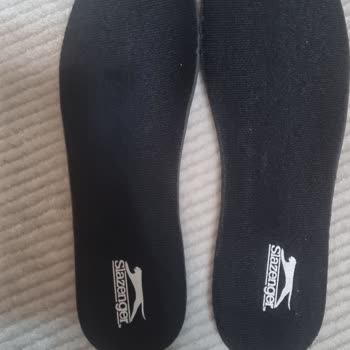 Pedido de Zapatillas Slazenger con Plantillas Desiguales y Talla Incorrecta