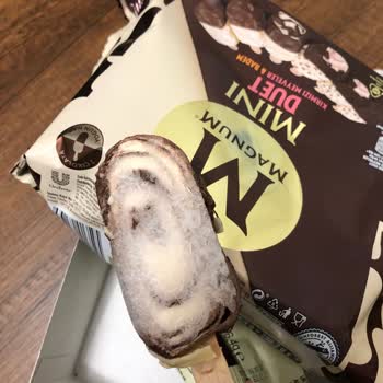 Magnum Mini: Helado lleno de hielo y mal chocolate