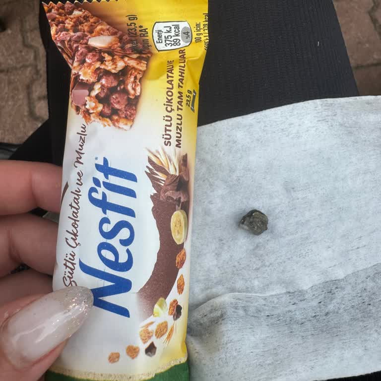 Mi diente se rompió y casi me ahogo con un metal en una barra Nestle Nesfit