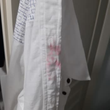 Domestos arruinó mi camisa blanca nueva de Loft