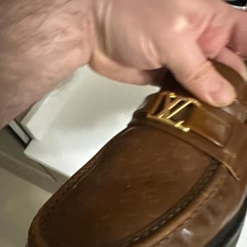 Zapatos Louis Vuitton Descascarados y Descoloridos Tras Solo Dos Usos