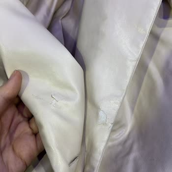 Manuka: Problemas con el Desprendimiento de Cuero en Chaquetas Beige