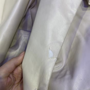 Manuka: Problemas con el Desprendimiento de Cuero en Chaquetas Beige