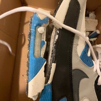 Nike Air Max comprados en Rebel Sport se desintegran en el armario