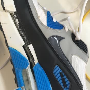 Nike Air Max comprados en Rebel Sport se desintegran en el armario