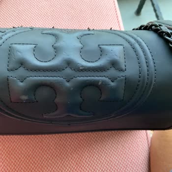 Bolso Tory Burch se pela tras poco uso