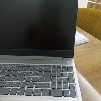 Lenovo Bilgisayar Lenovo Laptopum Siyah Ekranda Kalıyor
