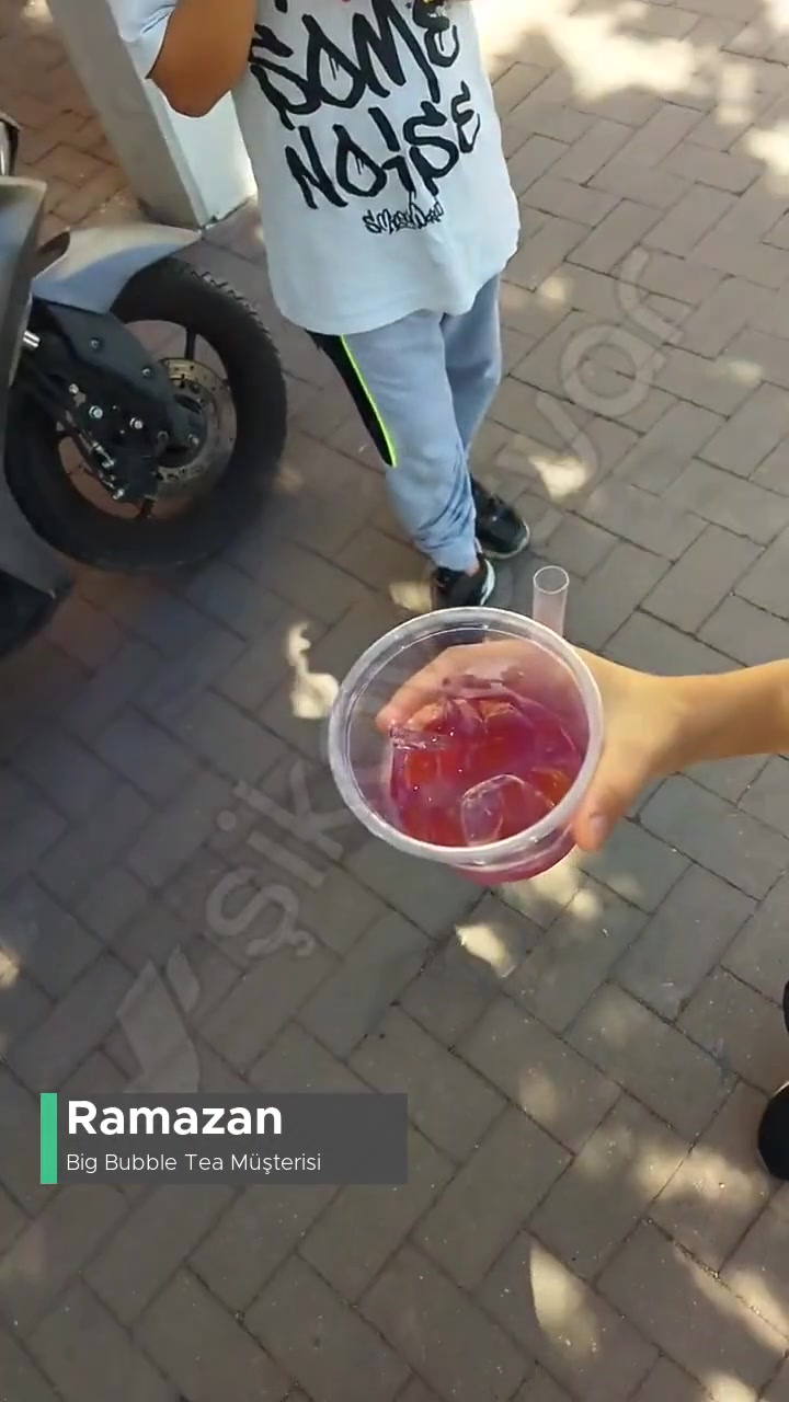 Big Bubble Tea Hem Lezzetsiz Hem De Çalışanları Anlayışsız! videonun kapak resmi