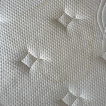 Yatsan Yatağının Arkasında Durmuyor