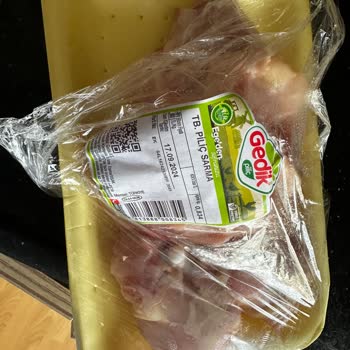 Gökkuşağı Market Bozuk Ve Küflenmiş Ürün Satıyor.