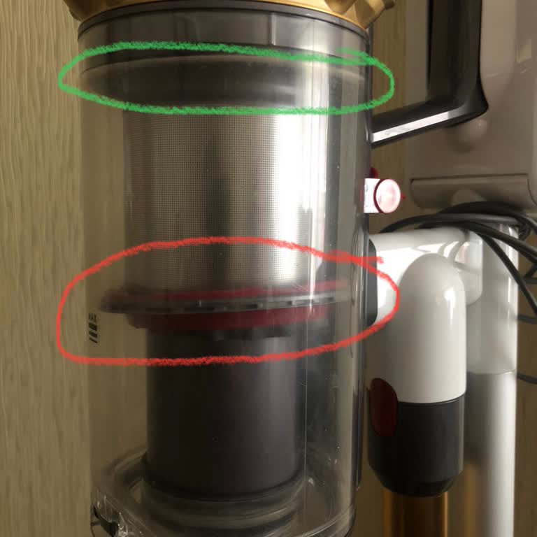 Dyson V11 Absolute Extra Toz Toplama Haznesindeki Kırmızı Ve Gri Parça