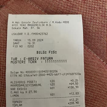 A101'de Ürünlerin Üstüne Yatan Kedi