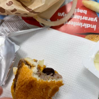 Burger King'de Hamburgerin İçinden Kahve Çekirdeği Çıkması