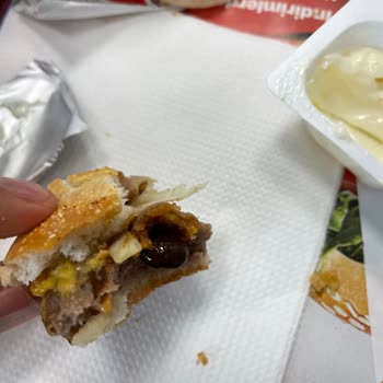 Burger King'de Hamburgerin İçinden Kahve Çekirdeği Çıkması