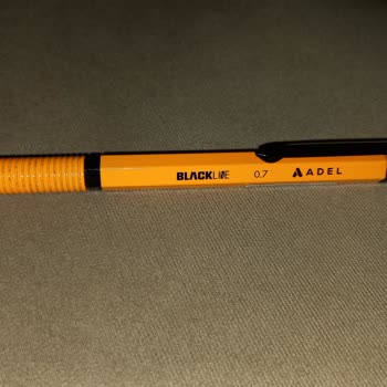 Adel Kalemcilik Adel Blackline 0.7 Mm Kalem Ucu İçine Kaçıyor