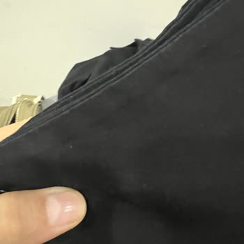 Manuka Siyah Gömleğin Kollarında Ve Yakasında Renk Atması