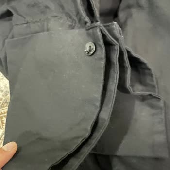 Manuka Siyah Gömleğin Kollarında Ve Yakasında Renk Atması