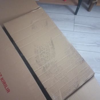 Sürat Kargo Kırılacak Malzemelerin Üzerine Ayakla Basıyor