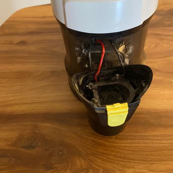 Fakir HSA Stone 4048 Dust Container Keeps Breaking and Battery Clips Are Jamming