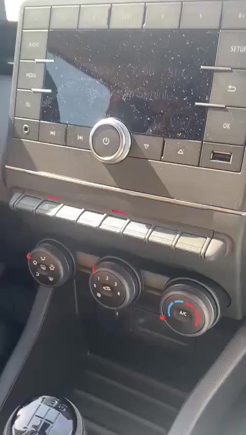 Моя Renault Clio 5 1.0 SCe 2023 года имеет постоянный шум в консоли обложка видео