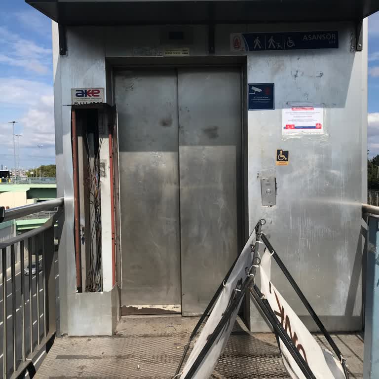 Metrobüs Durağında Asansör Çalışmıyor