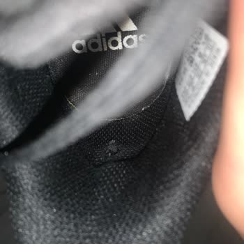 In Street Adidas Ayakkabının Hızla Deformasyonu Ve Mağaza İlgisizliği