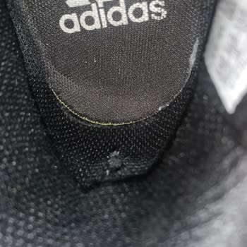In Street Adidas Ayakkabının Hızla Deformasyonu Ve Mağaza İlgisizliği