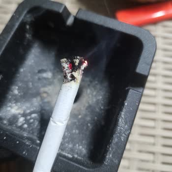 Marlboro Touch Sürekli Yakınca Tütün Düşüyor