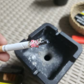 Marlboro Touch Sürekli Yakınca Tütün Düşüyor
