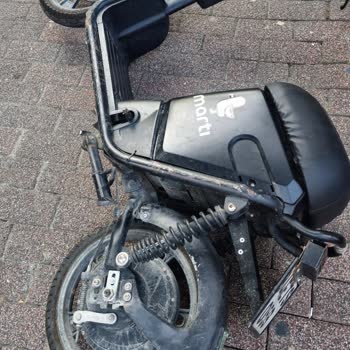 Sokakta Sabit Duran Araca Martı Motoru Çarpması Sürtmesi Aracı Çizmesi