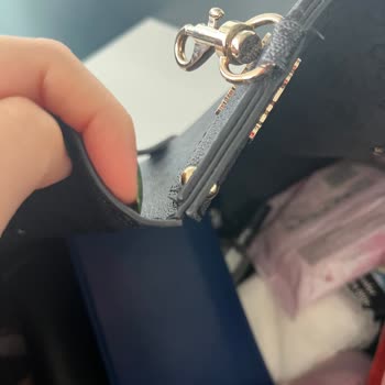 Guess Marka Çanta Kısa Sürede Yıprandı Ve Mağaza İlgisizliği