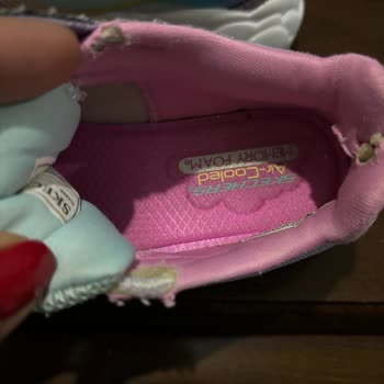 Skechers Ayakkabının Arka Astarında Deforme