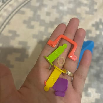 Toybox Topunun İçinden Çıkan Oyuncak Kırıktı.