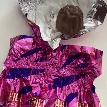 BİM Patiswiss Çikolata Ürünü İçinde Böcek Ve Kurt Problemi!