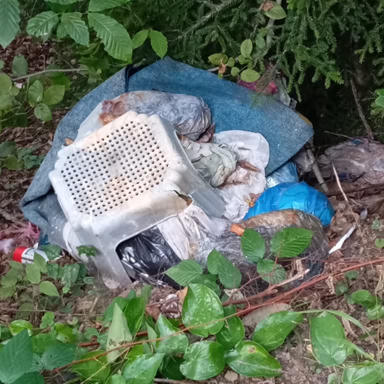 Akçaabat Belediyesi Arazimdeki Çöplerin Alınması